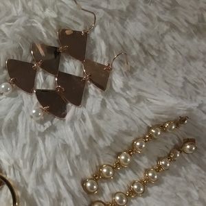 Bundle of two earrings!!